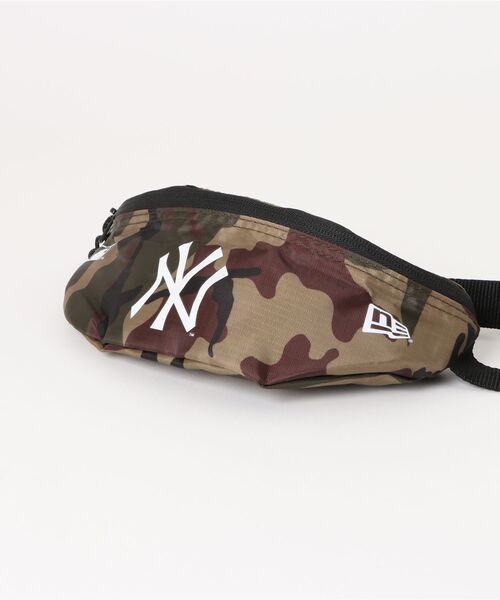 NEW ERA（ニューエラ）の「【NEW ERA】Waist Bag（New York Yankees）（ボディバッグ/ウエストポーチ・メンズ・カモフラージュ/ブラック・FREE）」の4枚目の写真