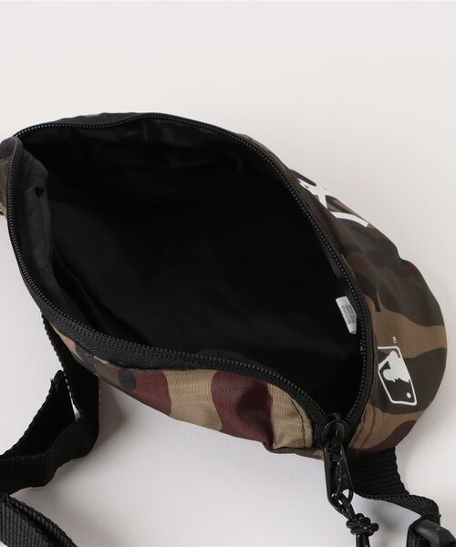 NEW ERA（ニューエラ）の「【NEW ERA】Waist Bag（New York Yankees）（ボディバッグ/ウエストポーチ・メンズ・カモフラージュ/ブラック・FREE）」の5枚目の写真