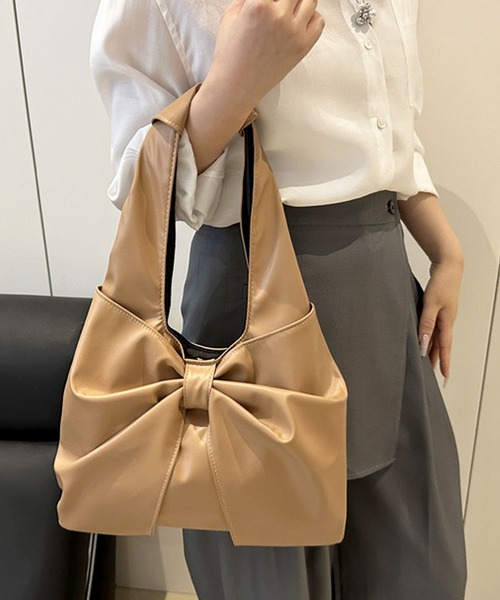 florist(フローリスト)の「ビッグリボンモチーフレザータッチトートバッグ/サブバッグ(iPad収納可)(トートバッグ・レディース・ベージュ/レッド/オフホワイト/シルバー/ブラック・FREE)」の3枚目の写真