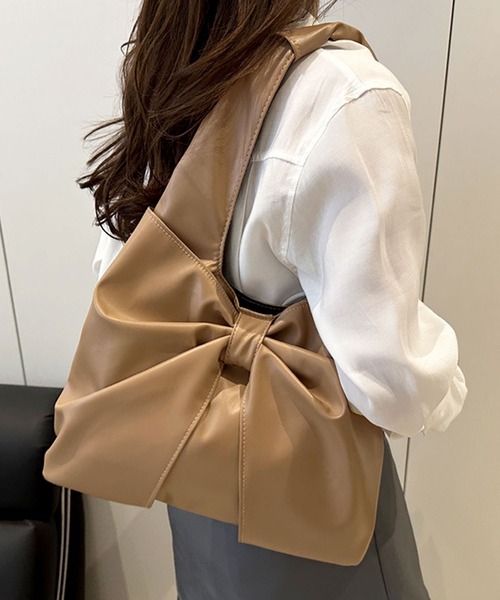florist(フローリスト)の「ビッグリボンモチーフレザータッチトートバッグ/サブバッグ(iPad収納可)(トートバッグ・レディース・ベージュ/レッド/オフホワイト/シルバー/ブラック・FREE)」の13枚目の写真