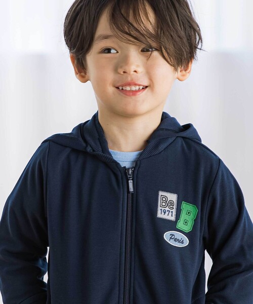 BeBe（ベベ）の「【抗菌防臭・UVカット】ミラノリブワッペン付きフード長袖ZIPカーディガン(90~130cm)（パーカー・キッズ・ネイビー/グレー・S/M/L/XS）」の4枚目の写真