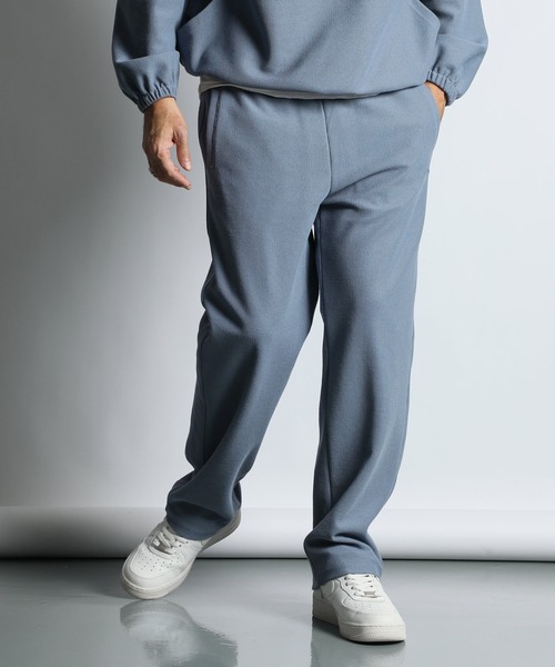 The DUFFER of ST.GEORGE(ザダファーオブセントジョージ)の「KNIT-LIKE RUSSELL EASY STRAIGHT PANTS:セットアップ対応 ニットライク ラッセル イージー ストレートパンツ(スウェットパンツ・メンズ・ネイビー/ライトブルー・X-LARGE/LARGE/MEDIUM/SMALL)」の1枚目の写真
