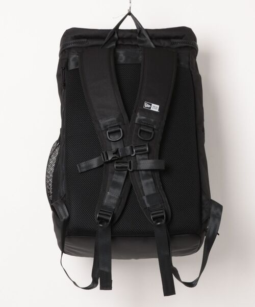 NEW ERA（ニューエラ）の「【NEW ERA/ニューエラ】ボックスパック 32L プリントロゴ アウトライン ブラック（バックパック/リュック・メンズ・ブラック・FREE）」の4枚目の写真