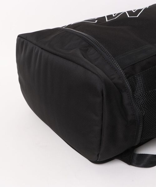 NEW ERA（ニューエラ）の「【NEW ERA/ニューエラ】ボックスパック 32L プリントロゴ アウトライン ブラック（バックパック/リュック・メンズ・ブラック・FREE）」の5枚目の写真