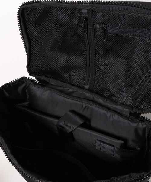 NEW ERA（ニューエラ）の「【NEW ERA/ニューエラ】ボックスパック 32L プリントロゴ アウトライン ブラック（バックパック/リュック・メンズ・ブラック・FREE）」の2枚目の写真
