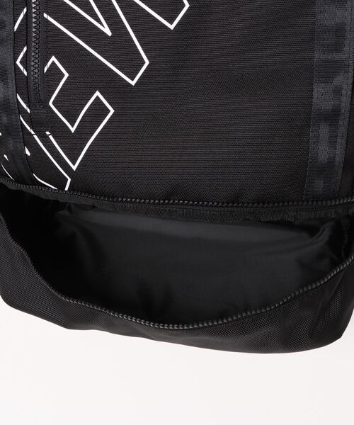 NEW ERA（ニューエラ）の「【NEW ERA/ニューエラ】ボックスパック 32L プリントロゴ アウトライン ブラック（バックパック/リュック・メンズ・ブラック・FREE）」の3枚目の写真