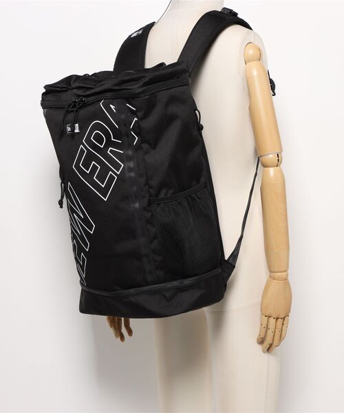 NEW ERA（ニューエラ）の「【NEW ERA/ニューエラ】ボックスパック 32L プリントロゴ アウトライン ブラック（バックパック/リュック・メンズ・ブラック・FREE）」の6枚目の写真
