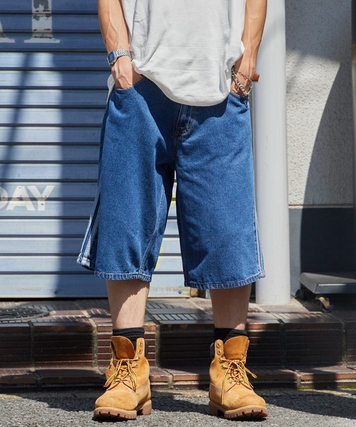 adidas(アディダス)の「adidas/アディダス サイドラインデニムハーフパンツ ジーパン ジーンズ ショートパンツ ショーツ 2026年 夏 夏服(デニムパンツ・メンズ・ブラック/ブルー・32inch/30inch/28inch/34inch/36inch)」の1枚目の写真