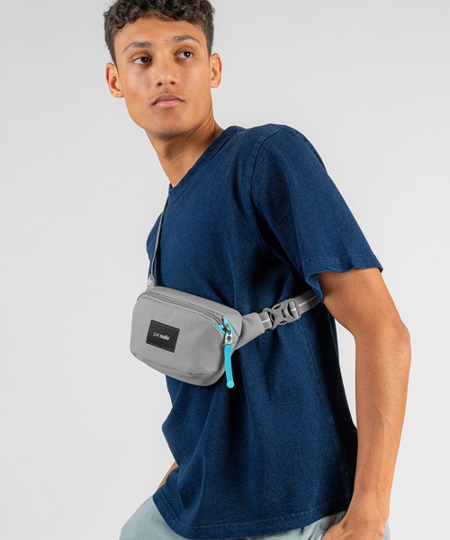 pacsafe(パックセーフ)の「pacsafe/パックセーフ GO Micro Sling/マイクロスリング(ボディバッグ/ウエストポーチ・メンズ・グレー/ブラック・FREE)」の2枚目の写真