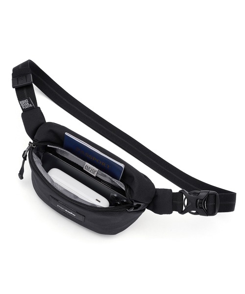 pacsafe(パックセーフ)の「pacsafe/パックセーフ GO Micro Sling/マイクロスリング(ボディバッグ/ウエストポーチ・メンズ・グレー/ブラック・FREE)」の13枚目の写真
