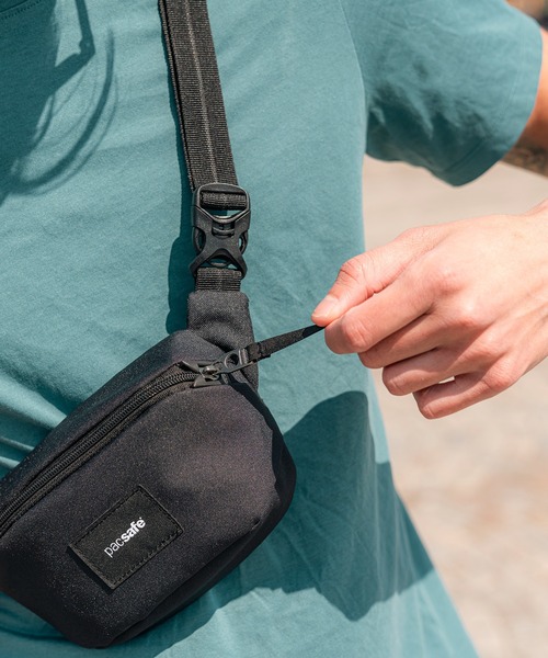 pacsafe(パックセーフ)の「pacsafe/パックセーフ GO Micro Sling/マイクロスリング(ボディバッグ/ウエストポーチ・メンズ・グレー/ブラック・FREE)」の19枚目の写真