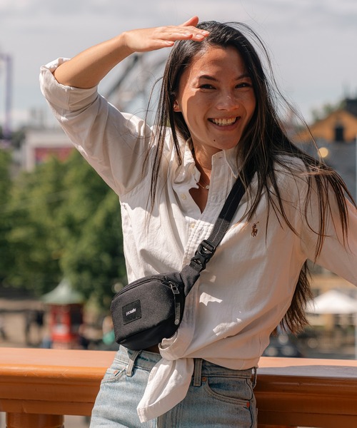 pacsafe(パックセーフ)の「pacsafe/パックセーフ GO Micro Sling/マイクロスリング(ボディバッグ/ウエストポーチ・メンズ・グレー/ブラック・FREE)」の21枚目の写真