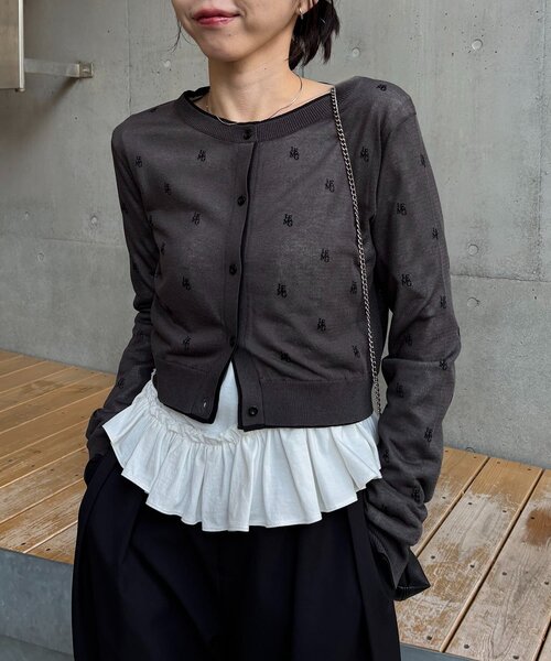 CAPRICIEUX LE'MAGE（カプリシューレマージュ）の「モノグラムカーディガン（カーディガン/ボレロ・レディース・チャコールグレー/ベージュ/ライトグレー・FREE）」の2枚目の写真