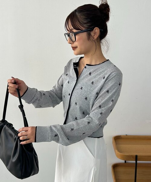 CAPRICIEUX LE'MAGE（カプリシューレマージュ）の「モノグラムカーディガン（カーディガン/ボレロ・レディース・チャコールグレー/ベージュ/ライトグレー・FREE）」の4枚目の写真