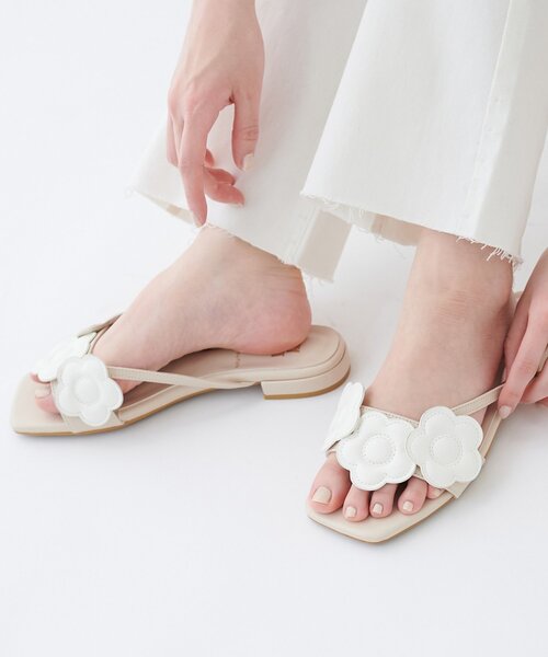 natural couture(ナチュラルクチュール)の「〈MARY QUANTコラボ〉デイジーモチーフサンダル(サンダル・レディース・ベージュ/レッド/ブラック・MEDIUM/LARGE)」の12枚目の写真