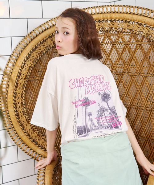 LOVETOXIC（ラブトキシック）の「【綿100%】バックフォトルーズ半袖T（Tシャツ/カットソー・キッズ・チャコール/オフホワイト/サックスブルー/イエロー・M:150cm/S:140cm/L:160cm/130cm）」の2枚目の写真