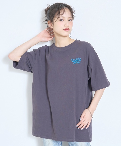 LOVETOXIC（ラブトキシック）の「【綿100%】バックフォトルーズ半袖T（Tシャツ/カットソー・キッズ・チャコール/オフホワイト/サックスブルー/イエロー・M:150cm/S:140cm/L:160cm/130cm）」の9枚目の写真