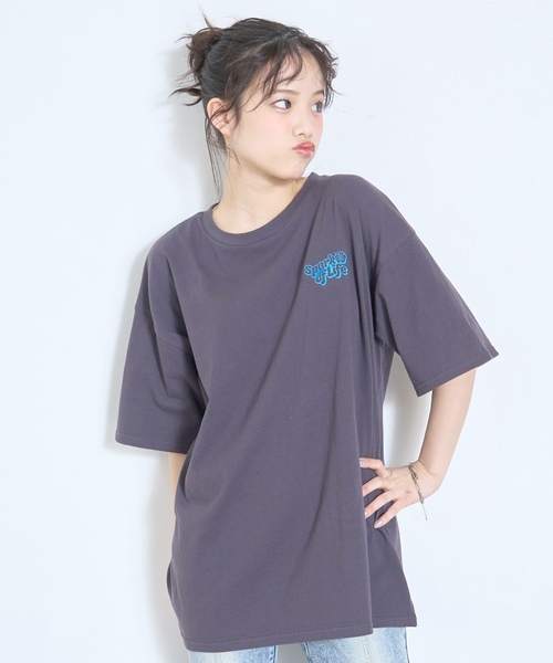 LOVETOXIC（ラブトキシック）の「【綿100%】バックフォトルーズ半袖T（Tシャツ/カットソー・キッズ・チャコール/オフホワイト/サックスブルー/イエロー・M:150cm/S:140cm/L:160cm/130cm）」の10枚目の写真