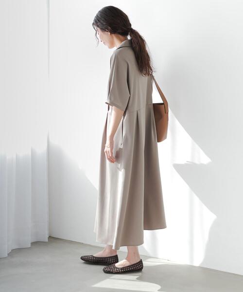 URBAN RESEARCH DOORS(アーバンリサーチドアーズ)の「『仁村紗和さん着用』『UR TECH』完声/涼ドルマン半袖ワンピース|接触冷感/UVカット/イージーケア/速乾/オフィスカジュアル(ワンピース・レディース・ベージュ/ネイビー・FREE)」の4枚目の写真