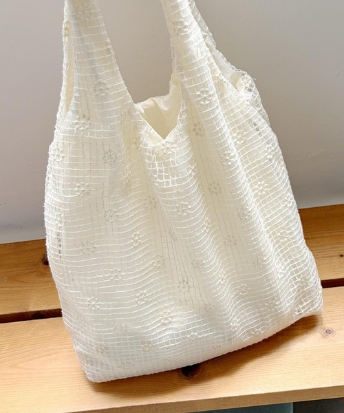 Nana(ナナ)の「フラワー刺繍シアートートバッグ(ショルダーバッグ・レディース・ベージュ系2/ベージュ系1・FREE)」の11枚目の写真