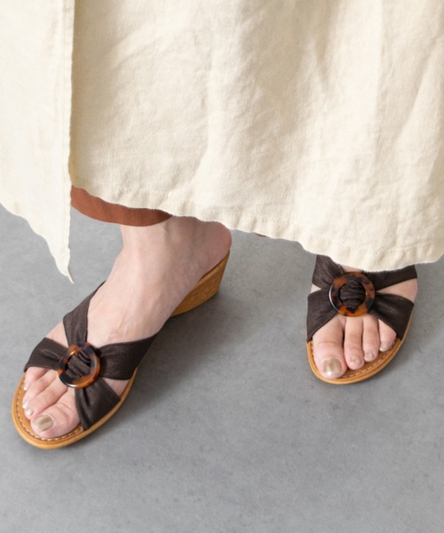 ITALIAN SHOEMAKERS(イタリアンシューメーカー)の「【ITALIAN SHOEMAKERS】べっ甲風バックルウェッジヒールサンダル(962325)(サンダル・レディース・ブラック/ベージュ/ダークブラウン・35/36/37/38/39)」の2枚目の写真