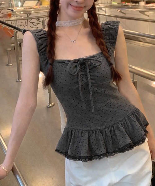 Nia(ニア)の「Nia(ニア)/【レースチョーカー付き】ドット柄ペプラムフリルトップス(Tシャツ/カットソー・レディース・ライトブルー/ホワイト/チャコールグレー・FREE)」の1枚目の写真