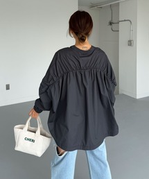 バックギャザーノーカラーシャツ
