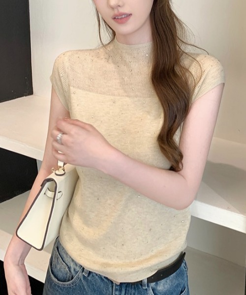 AMAJI(アマジ)の「ハーフハイネック ラインストーン リブニットトップス(Tシャツ/カットソー・レディース・ホワイト/ベージュ・FREE)」の2枚目の写真