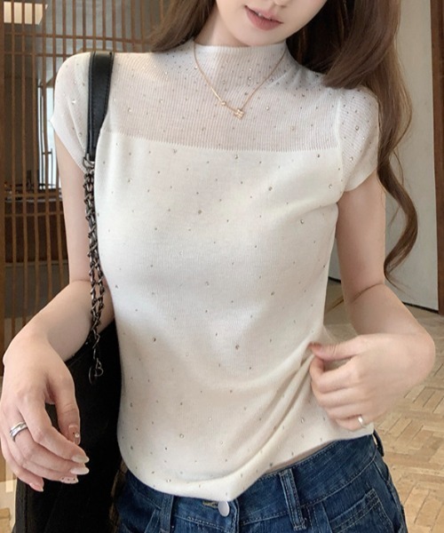 AMAJI(アマジ)の「ハーフハイネック ラインストーン リブニットトップス(Tシャツ/カットソー・レディース・ホワイト/ベージュ・FREE)」の1枚目の写真