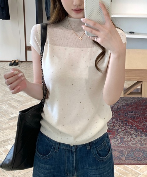 AMAJI(アマジ)の「ハーフハイネック ラインストーン リブニットトップス(Tシャツ/カットソー・レディース・ホワイト/ベージュ・FREE)」の3枚目の写真