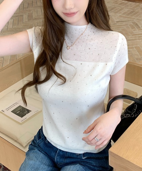 AMAJI(アマジ)の「ハーフハイネック ラインストーン リブニットトップス(Tシャツ/カットソー・レディース・ホワイト/ベージュ・FREE)」の4枚目の写真