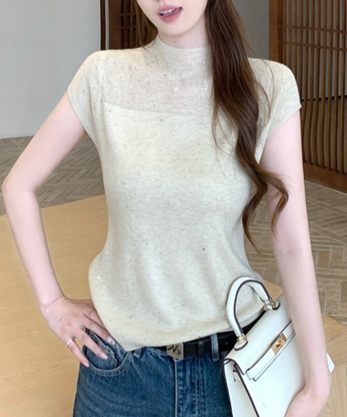 AMAJI(アマジ)の「ハーフハイネック ラインストーン リブニットトップス(Tシャツ/カットソー・レディース・ホワイト/ベージュ・FREE)」の5枚目の写真