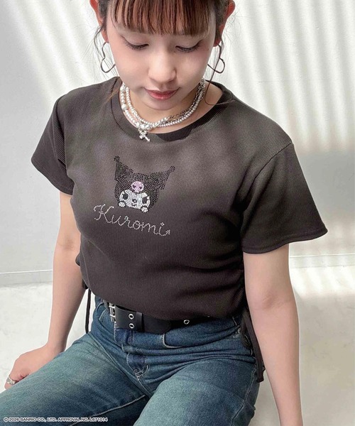 AS KNOW AS plus（アズノゥアズプラス）の「〇アクリルキーホルダー付き サイドリボン＆キラキラ Sanrio characters半袖Tシャツ    【Sanrio/サンリオ】（Tシャツ/カットソー・レディース・オフホワイト/ブラック/ホワイト系/グレー系・FREE）」の4枚目の写真