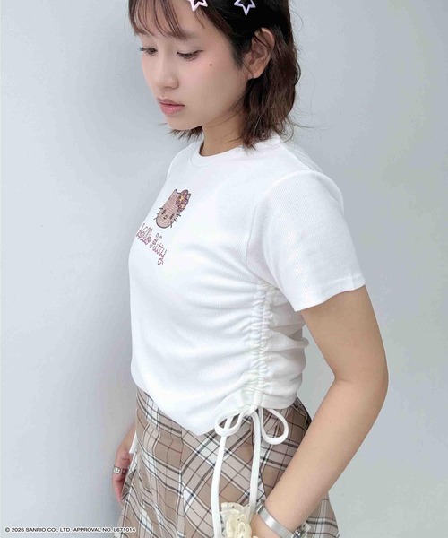 AS KNOW AS plus（アズノゥアズプラス）の「〇アクリルキーホルダー付き サイドリボン＆キラキラ Sanrio characters半袖Tシャツ    【Sanrio/サンリオ】（Tシャツ/カットソー・レディース・オフホワイト/ブラック/ホワイト系/グレー系・FREE）」の18枚目の写真