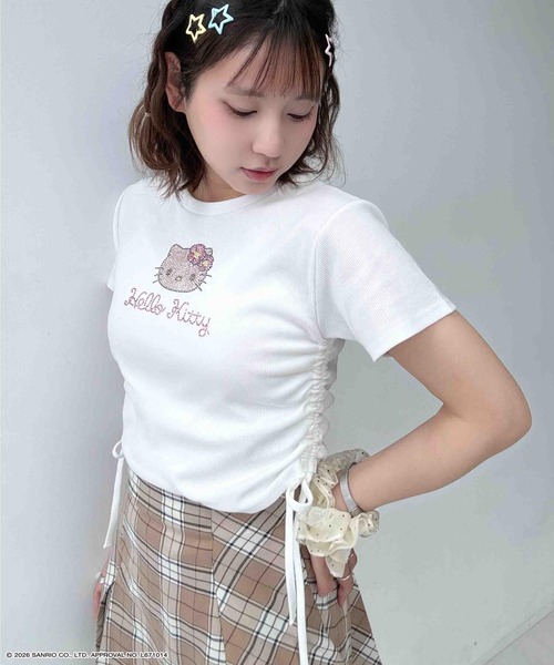 AS KNOW AS plus（アズノゥアズプラス）の「〇アクリルキーホルダー付き サイドリボン＆キラキラ Sanrio characters半袖Tシャツ    【Sanrio/サンリオ】（Tシャツ/カットソー・レディース・オフホワイト/ブラック/ホワイト系/グレー系・FREE）」の19枚目の写真