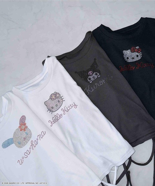 AS KNOW AS plus（アズノゥアズプラス）の「〇アクリルキーホルダー付き サイドリボン＆キラキラ Sanrio characters半袖Tシャツ    【Sanrio/サンリオ】（Tシャツ/カットソー・レディース・オフホワイト/ブラック/ホワイト系/グレー系・FREE）」の7枚目の写真