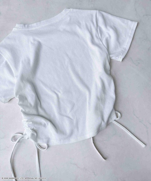 AS KNOW AS plus（アズノゥアズプラス）の「〇アクリルキーホルダー付き サイドリボン＆キラキラ Sanrio characters半袖Tシャツ    【Sanrio/サンリオ】（Tシャツ/カットソー・レディース・オフホワイト/ブラック/ホワイト系/グレー系・FREE）」の16枚目の写真