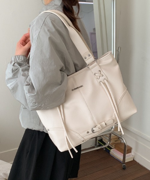 Teem Store(チームストア)の「【大容量/A4対応】ベルテットトートバッグ ショルダーバッグ(ショルダーバッグ・レディース・ホワイト/ブラック・F)」の1枚目の写真
