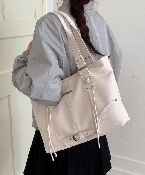 Teem Store(チームストア)の「【大容量/A4対応】ベルテットトートバッグ ショルダーバッグ(ショルダーバッグ・レディース・ホワイト/ブラック・F)」の7枚目の写真