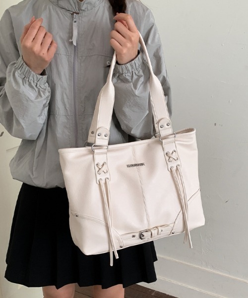 Teem Store(チームストア)の「【大容量/A4対応】ベルテットトートバッグ ショルダーバッグ(ショルダーバッグ・レディース・ホワイト/ブラック・F)」の5枚目の写真