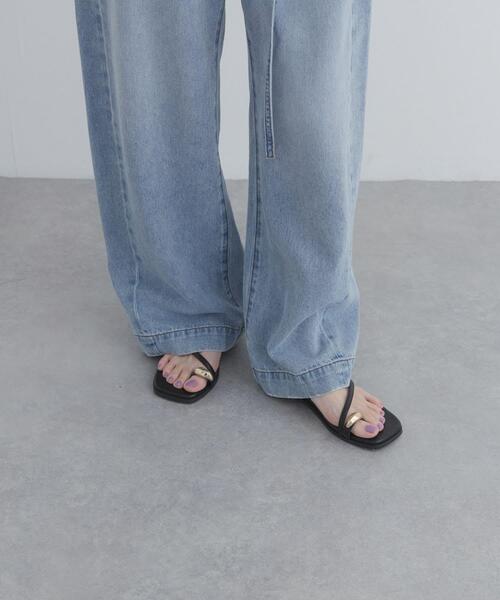 URBAN RESEARCH DOORS(アーバンリサーチドアーズ)の「メタルリングフラットサンダル | トング/ぺたんこ/軽量/きれいめ/カジュアル/夏(サンダル・レディース・グレー系その他/ブラック・38/36/37)」の6枚目の写真