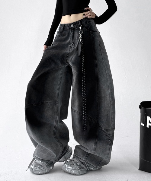 NEW GENTLEMAN(ニュージェントルマン)の「【チャーム付き】フローズンデニム ワイドバギー バルーンパンツ(デニムパンツ・レディース・ブルー/ブラック・L/M/S)」の2枚目の写真
