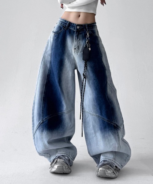NEW GENTLEMAN(ニュージェントルマン)の「【チャーム付き】フローズンデニム ワイドバギー バルーンパンツ(デニムパンツ・レディース・ブルー/ブラック・L/M/S)」の9枚目の写真