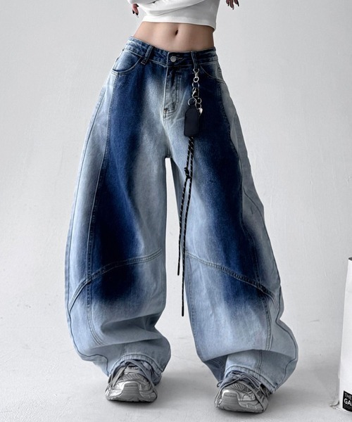 NEW GENTLEMAN(ニュージェントルマン)の「【チャーム付き】フローズンデニム ワイドバギー バルーンパンツ(デニムパンツ・レディース・ブルー/ブラック・L/M/S)」の13枚目の写真