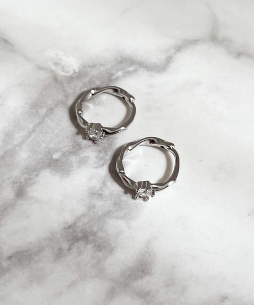 yu-ka（ユーカ）の「YU-KA:ワンポイントフープピアス One-point hoop earrings（ピアス（両耳用）・レディース・シルバー・FREE）」の2枚目の写真
