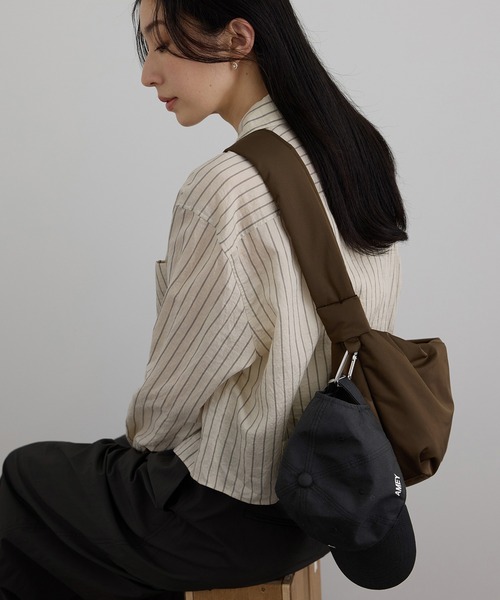 SALON adam et rope'(サロン アダム エ ロペ)の「【WEB限定】撥水ノットショルダーバッグ/ストラップ調節可能(ショルダーバッグ・レディース・ブラウン/ブラック・FREE)」の2枚目の写真
