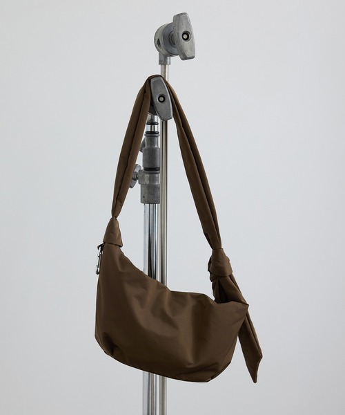 SALON adam et rope'(サロン アダム エ ロペ)の「【WEB限定】撥水ノットショルダーバッグ/ストラップ調節可能(ショルダーバッグ・レディース・ブラウン/ブラック・FREE)」の9枚目の写真