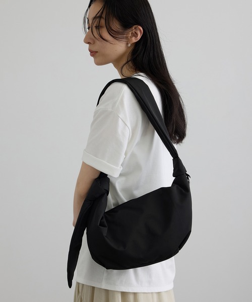 SALON adam et rope'(サロン アダム エ ロペ)の「【WEB限定】撥水ノットショルダーバッグ/ストラップ調節可能(ショルダーバッグ・レディース・ブラウン/ブラック・FREE)」の8枚目の写真