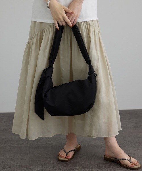 SALON adam et rope'(サロン アダム エ ロペ)の「【WEB限定】撥水ノットショルダーバッグ/ストラップ調節可能(ショルダーバッグ・レディース・ブラウン/ブラック・FREE)」の7枚目の写真