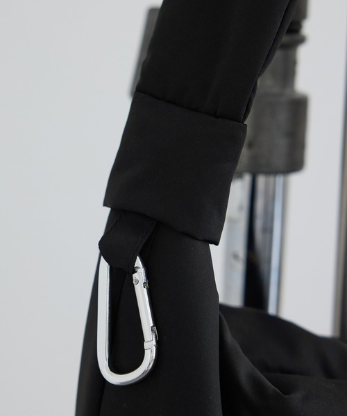 SALON adam et rope'(サロン アダム エ ロペ)の「【WEB限定】撥水ノットショルダーバッグ/ストラップ調節可能(ショルダーバッグ・レディース・ブラウン/ブラック・FREE)」の3枚目の写真